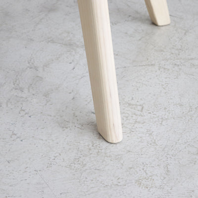 【安定感のある、無垢材の脚】
床に向かって緩やかに広がる安定感のある脚部は、丈夫なラバーウッド無垢材を使用しており、お部屋にナチュラルな温かみを加えます。