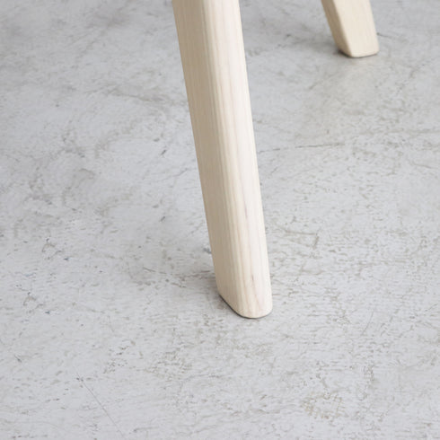 【安定感のある、無垢材の脚】
床に向かって緩やかに広がる安定感のある脚部は、丈夫なラバーウッド無垢材を使用しており、お部屋にナチュラルな温かみを加えます。