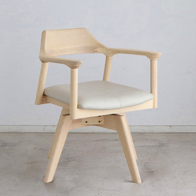 【触れるたび、心満たされる無垢の温もり】
思わず触れたくなるようなアッシュ無垢材の滑らかな肘掛けと、身体を優しく包み込む曲線美が、あなただけの上質な時間を作り出します。