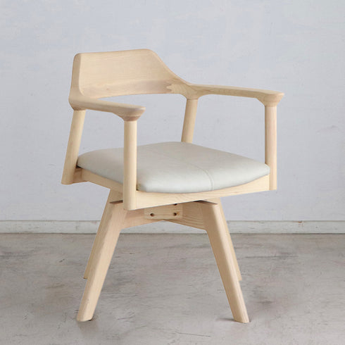 【触れるたび、心満たされる無垢の温もり】
思わず触れたくなるようなアッシュ無垢材の滑らかな肘掛けと、身体を優しく包み込む曲線美が、あなただけの上質な時間を作り出します。