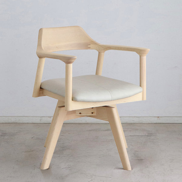 【触れるたび、心満たされる無垢の温もり】
思わず触れたくなるようなアッシュ無垢材の滑らかな肘掛けと、身体を優しく包み込む曲線美が、あなただけの上質な時間を作り出します。