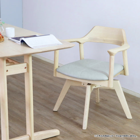 【ダイニングにも、あなたの書斎にも】
美しく洗練されたシンプルなデザインは、食事の時間を豊かにするだけでなく、集中したいデスクワークの時間にも心地よく寄り添ってくれる一脚です。