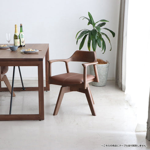 【上質な空間を演出する一脚】
深みのあるブラウンと滑らかな無垢材の質感が、ダイニングをワンランク上の落ち着いた空間へと導きます。