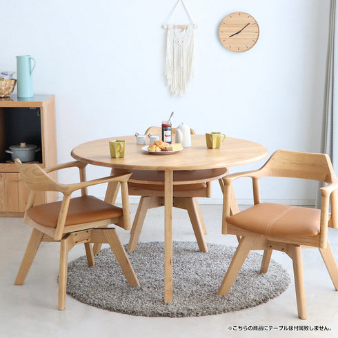 【家族が自然と集まる場所に】
誰もが楽に立ち座りできる回転チェアがテーブルを囲むみんなの笑顔を増やし、お手入れ簡単な張地だから、いつでも気持ちよく使えます。