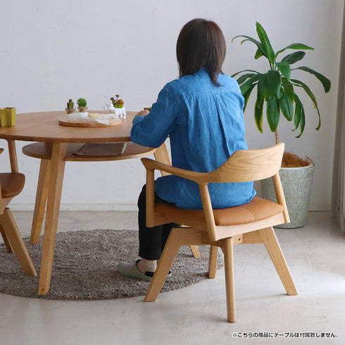 【暮らしに寄り添う、無垢材の回転チェア】
滑らかな無垢材の背もたれが優しく体を支え、回転する座面が日々のちょっとした動作を楽にしてくれる、暮らしに欠かせない一脚になるはずです。