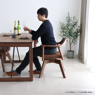 【立ち座りの所作を、もっとスマートに】
回転式の座面が、席を立つときや座るときのもたつきをなくし、毎日の食事やデスクワークを驚くほどスムーズに変えてくれます。
