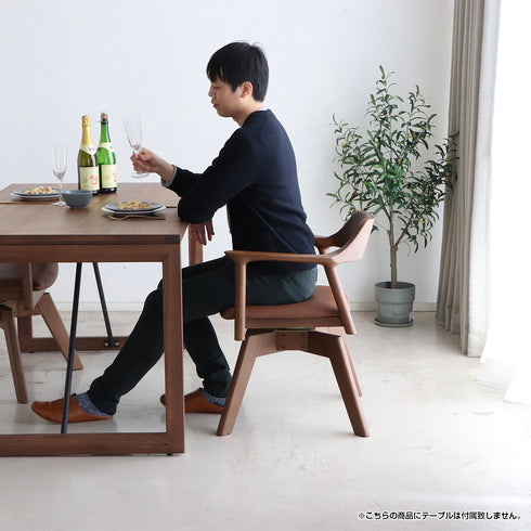 【立ち座りの所作を、もっとスマートに】
回転式の座面が、席を立つときや座るときのもたつきをなくし、毎日の食事やデスクワークを驚くほどスムーズに変えてくれます。