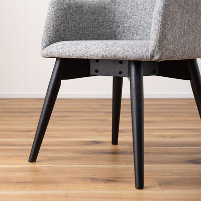 四本脚をハの字に設計することで、優しい印象になるだけでなく、安定感も増しています。