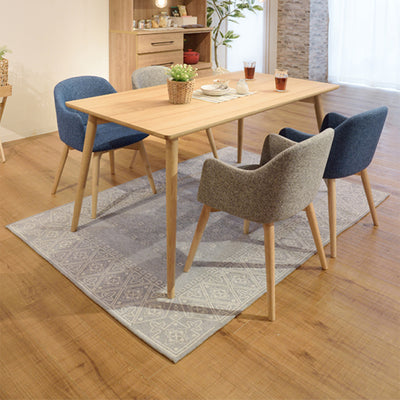 木目の落ち着いた色合いと、シンプルな丸脚の組み合わせが北欧風を演出してくれ、永く親しみをもってお使いいただけます。