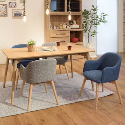 同シリーズのダイニングテーブルと組み合わせてお使いいただくことで、より統一した空間をお作りいただけます。