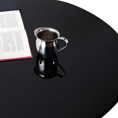 【深みのある艶やかさ】
深い光沢を放つブラックの天板が、高級感あふれるエレガントな空間を演出し、あなたの書斎やリビングを、より落ち着いた知的な雰囲気へと高めます。