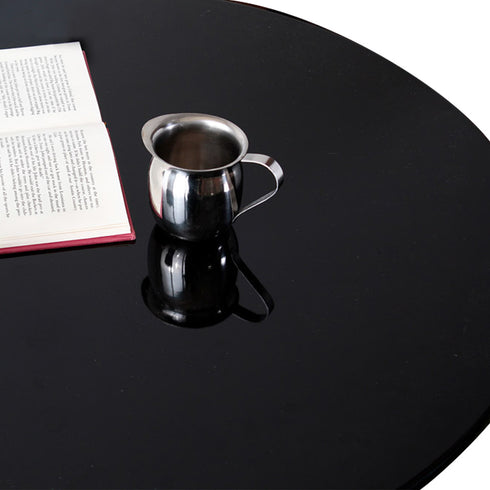 【深みのある艶やかさ】
深い光沢を放つブラックの天板が、高級感あふれるエレガントな空間を演出し、あなたの書斎やリビングを、より落ち着いた知的な雰囲気へと高めます。