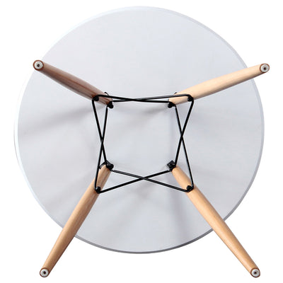 【考え抜かれた構造美】
天板を支える脚部の幾何学的な構造美は、デザイン性だけでなく、付属の工具で簡単に組み立てられる機能性も兼ね備えています。