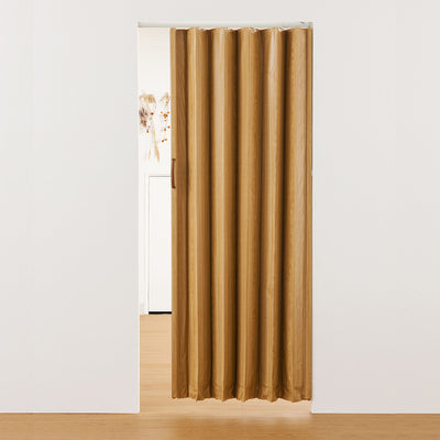 既存の空間に簡単に取り付け※できる、つっぱり式のアコーディオンドアの木目調タイプです。
※ただし、マグネット受け板を使用する際は、ドライバーでの取り付けが必要です。