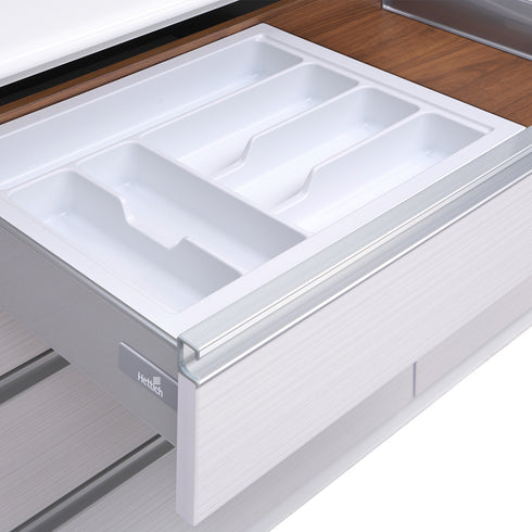 奇麗な収納を手助けするカトラリー類の仕分けに便利なトレーが付属します。