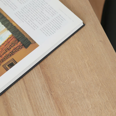 【美しい木目が映える天板】
アッシュウッドの美しい木目と質感が、お部屋に温かみと洗練された雰囲気をもたらし、毎日のデスクワークを心地よい時間へと変えてくれます。