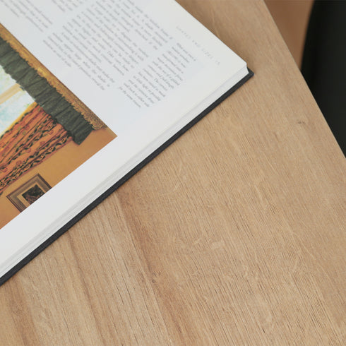 【美しい木目が映える天板】
アッシュウッドの美しい木目と質感が、お部屋に温かみと洗練された雰囲気をもたらし、毎日のデスクワークを心地よい時間へと変えてくれます。