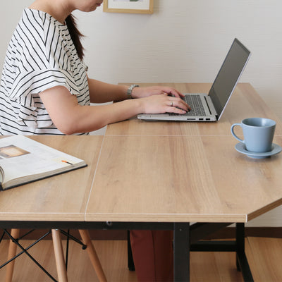 【マルチタスクもこれ一台で】
パソコンを広げながら資料や本を置いてもまだ余裕があり、飲み物を片手にゆったりと作業ができる十分なスペースを確保しました。