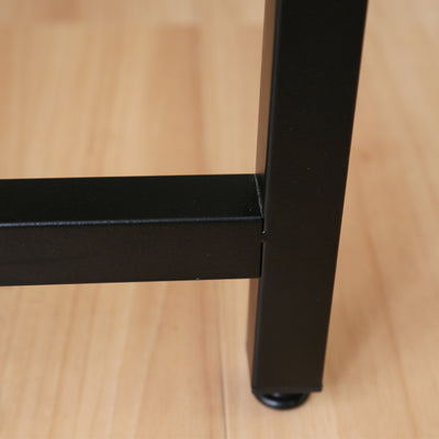 【ガタつきを防ぐアジャスター】
脚元には床面の微妙な凹凸に合わせて高さを調整できるアジャスターが付いており、デスクのガタつきを抑え安定させて設置できます。