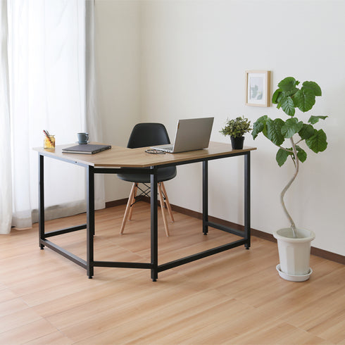 【お部屋の角を有効活用】
お部屋のデッドスペースになりがちなコーナーにぴったりと収まり、空間を最大限に活用して機能的でおしゃれな書斎コーナーを作り出せます。