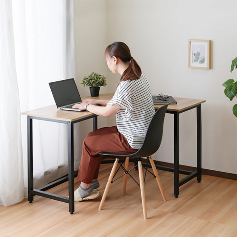 【ゆったり使える快適なサイズ感】
実際に座ってみるとよくわかる、ノートパソコンを置いてもまだ余裕のある広さで、窮屈さを感じることなく勉強や在宅ワークに集中できます。