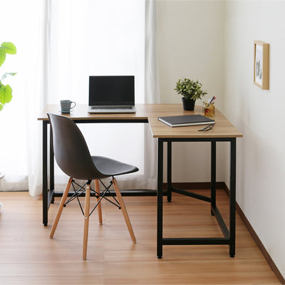 【開放感あふれるレイアウトも】
あえて壁から離して設置すれば、お部屋全体を見渡せる開放的なワークスペースが完成し、新しい発想や集中力が生まれる空間になります。