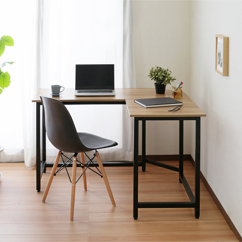 【開放感あふれるレイアウトも】
あえて壁から離して設置すれば、お部屋全体を見渡せる開放的なワークスペースが完成し、新しい発想や集中力が生まれる空間になります。