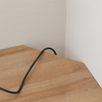 【配線もすっきり、便利な工夫】
天板のコーナーにはパソコンやデスクライトのコードをすっきりと通せるカットが施してあり、ごちゃつきがちなデスク周りをスマートに整理できます。