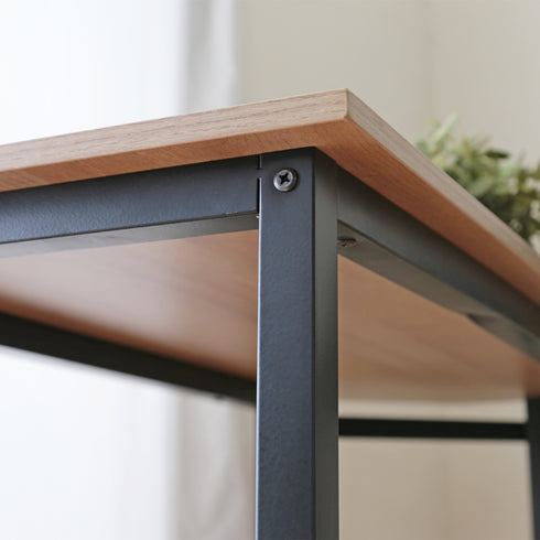 【安定感を支える丈夫な作り】
安定感のあるスチールフレームと、ガタつきを微調整できるアジャスター機能により、集中したい作業中も安心して使用できます。