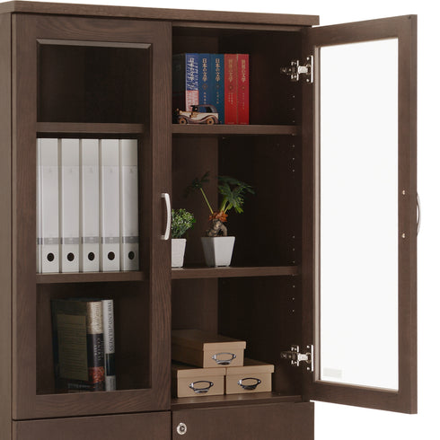 【見せる楽しみ、上段ガラス戸】
自慢のコレクションや愛読書を飾れば、書庫があなただけのお気に入りギャラリーに早変わりします。