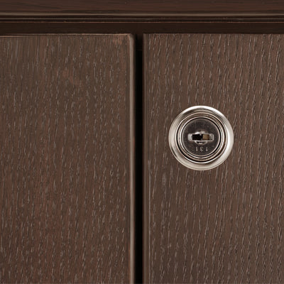 【上質さが薫る、美しいディテール】
温かみのある木目の中に光る金属の鍵穴が、単なる収納家具ではない、所有する喜びを感じさせるアクセントになっています。