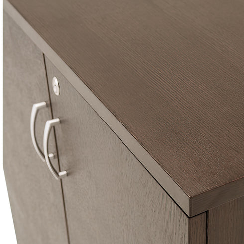 【美しい木目が空間を彩る】
深いダークブラウンの美しい木目と、シャープでモダンなフォルムが、高級感あふれる執務空間をスマートに演出します。