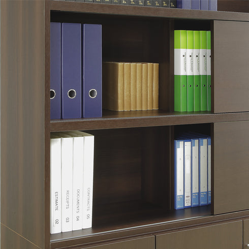 スライド扉を移動させて位置を調節することで、見せる収納と隠す収納を両立させることができます。