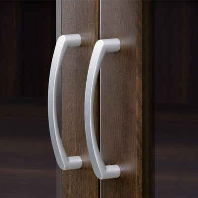 【洗練されたシンプルな取っ手】
落ち着いた輝きのシルバーが、ダークブラウンの木目に映える美しいデザインです。