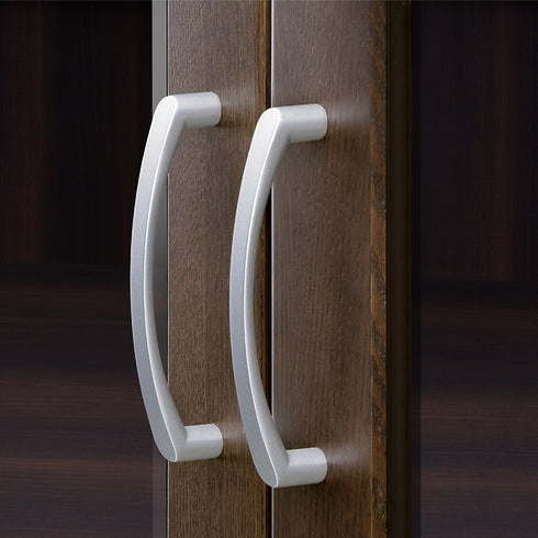 【洗練されたシンプルな取っ手】
落ち着いた輝きのシルバーが、ダークブラウンの木目に映える美しいデザインです。