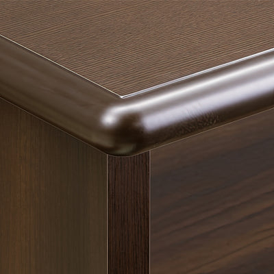 【高級感を纏う天板エッジ】
MDFにウレタン塗装を施した天板エッジは、タモ突板の美しい木目と調和し、触れるたびに高品質を実感できる滑らかな仕上がりです。