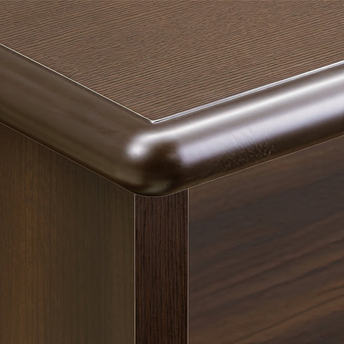 【高級感を纏う天板エッジ】
MDFにウレタン塗装を施した天板エッジは、タモ突板の美しい木目と調和し、触れるたびに高品質を実感できる滑らかな仕上がりです。