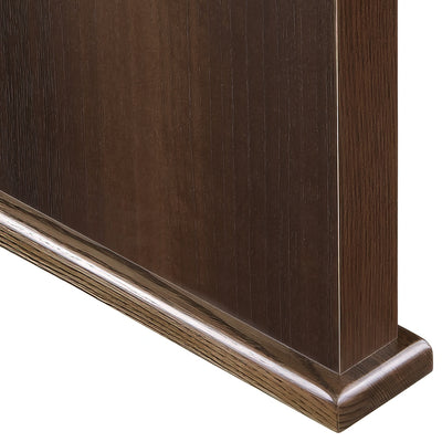 【足元を彩る細部の意匠】
安定感を高める巾木にも美しい木目のデザインを施し、見えにくい部分にも職人のこだわりが光る逸品です。