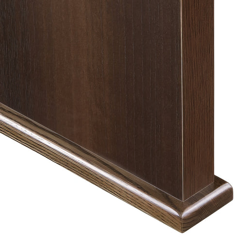 【足元を彩る細部の意匠】
安定感を高める巾木にも美しい木目のデザインを施し、見えにくい部分にも職人のこだわりが光る逸品です。