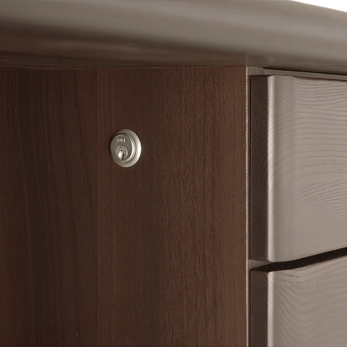 【一括ロックで安心管理】
鍵一つで右袖の3段引き出しを同時にロックできるため、重要書類の保管やプライバシーの保護も安心です。