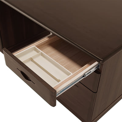 【細かな文具もしっかり整頓】
ペンや消しゴムなどを分類して収納できる専用トレー付きで、引き出しの中がごちゃつかず、探す手間を省きます。