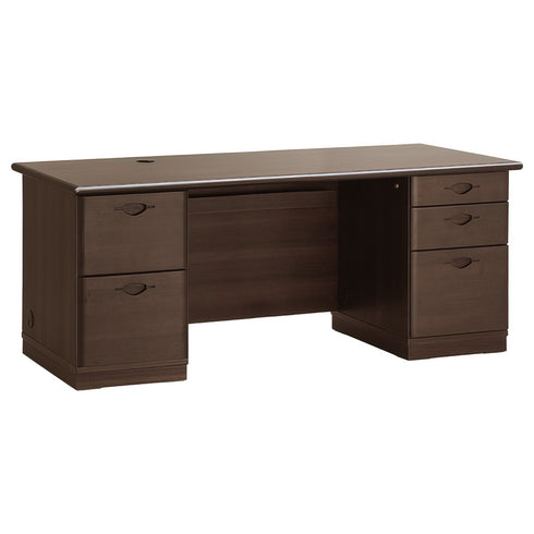 【重厚感と機能性を両立】
幅1800mmの広々とした天板と収納力に優れた両袖のデザインが、風格あるたたずまいの中に、快適な執務環境を実現する機能美を宿しました。