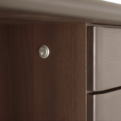 【ワンアクションで、安心を施錠】
右袖に備えられたオールロック錠は、鍵を一度かけるだけで三段の引き出しを同時にロックでき、あなたの重要な資産や情報を、手間なく安全に保管します。