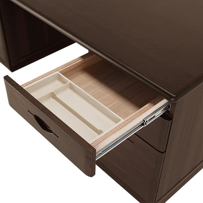 【すぐに使える、便利な気配り】
こまごまとした文房具をすっきりと片付けられるペントレーが付属しており、デスクが届いたその日から、整理された快適な環境で仕事が始められます。