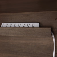 【足元すっきり、スマート配線】デスクの足元には電源タップごと収納できるスペースを確保しており、ごちゃつきがちなコード類を隠すことで、安全で広々とした足元空間を実現します。