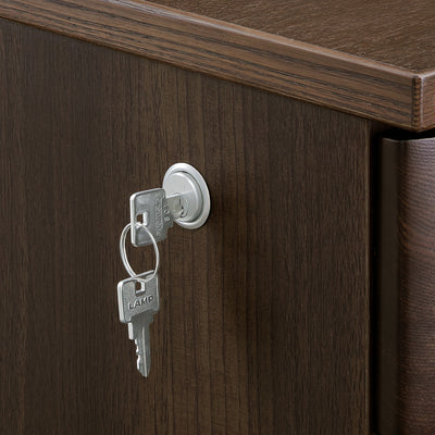 【信頼のブランド、LAMPキー】
鍵と錠前には、オフィス家具で高い信頼と実績を誇るLAMPキーを採用し、日々の業務に確かな安心感をプラスします。