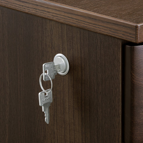 【信頼のブランド、LAMPキー】
鍵と錠前には、オフィス家具で高い信頼と実績を誇るLAMPキーを採用し、日々の業務に確かな安心感をプラスします。