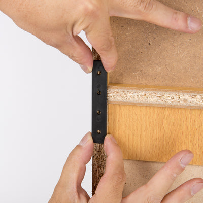 【上下をしっかり固定連結】
付属の連結樹脂パーツで上下の棚をしっかりと固定することにより、一体感のある丈夫な本棚が完成します。