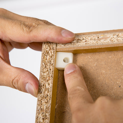 【横揺れを軽減する安心設計】
背面に付属の樹脂パーツを取り付けることで、本棚全体の安定感を高め、もしもの時の横揺れにも安心です。