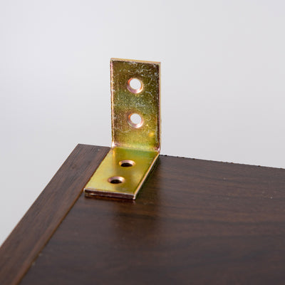 【壁に固定してさらに安全に】
付属の転倒防止金具を使用して壁に固定すれば、地震などの揺れによる転倒リスクを軽減し、大切なご家族を守ります。